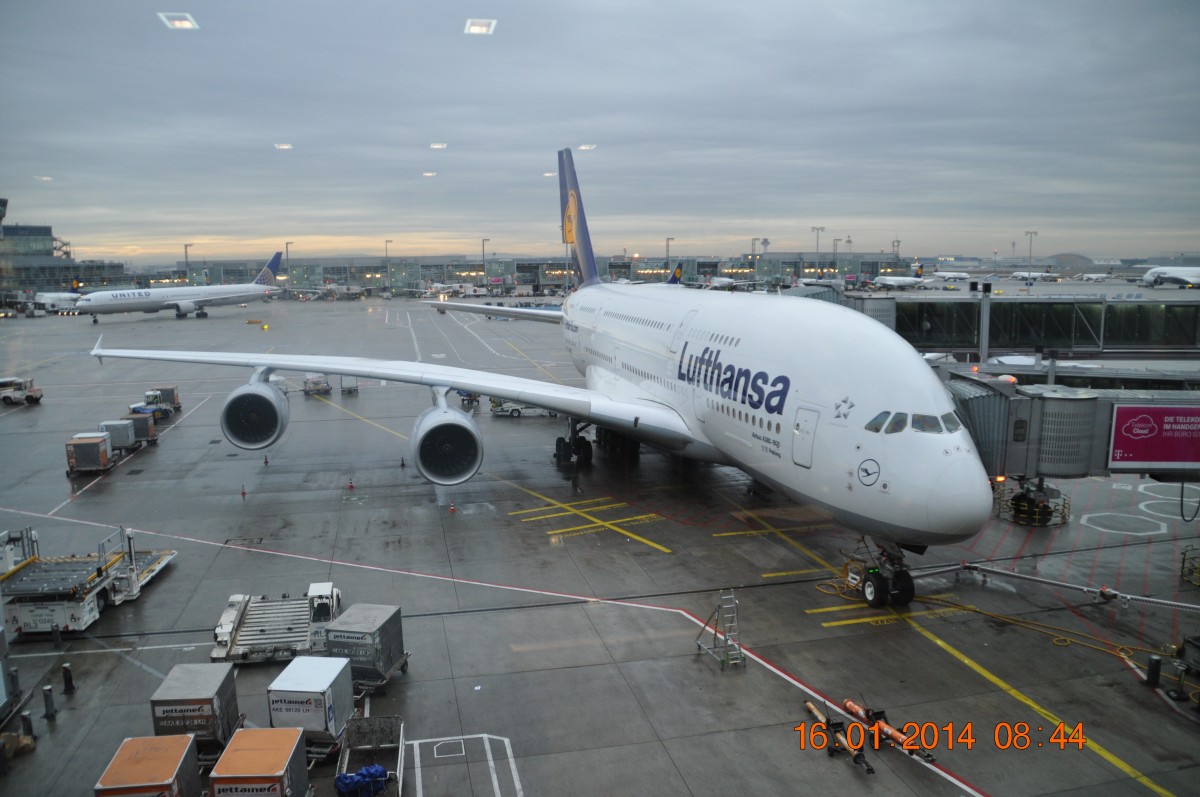Flughafen Frankfurt am Main (FRA) am 16.01.2014 steht bereit A380 D-AIMC Lufthansa-Flug LH 462 nach Miami /Florida