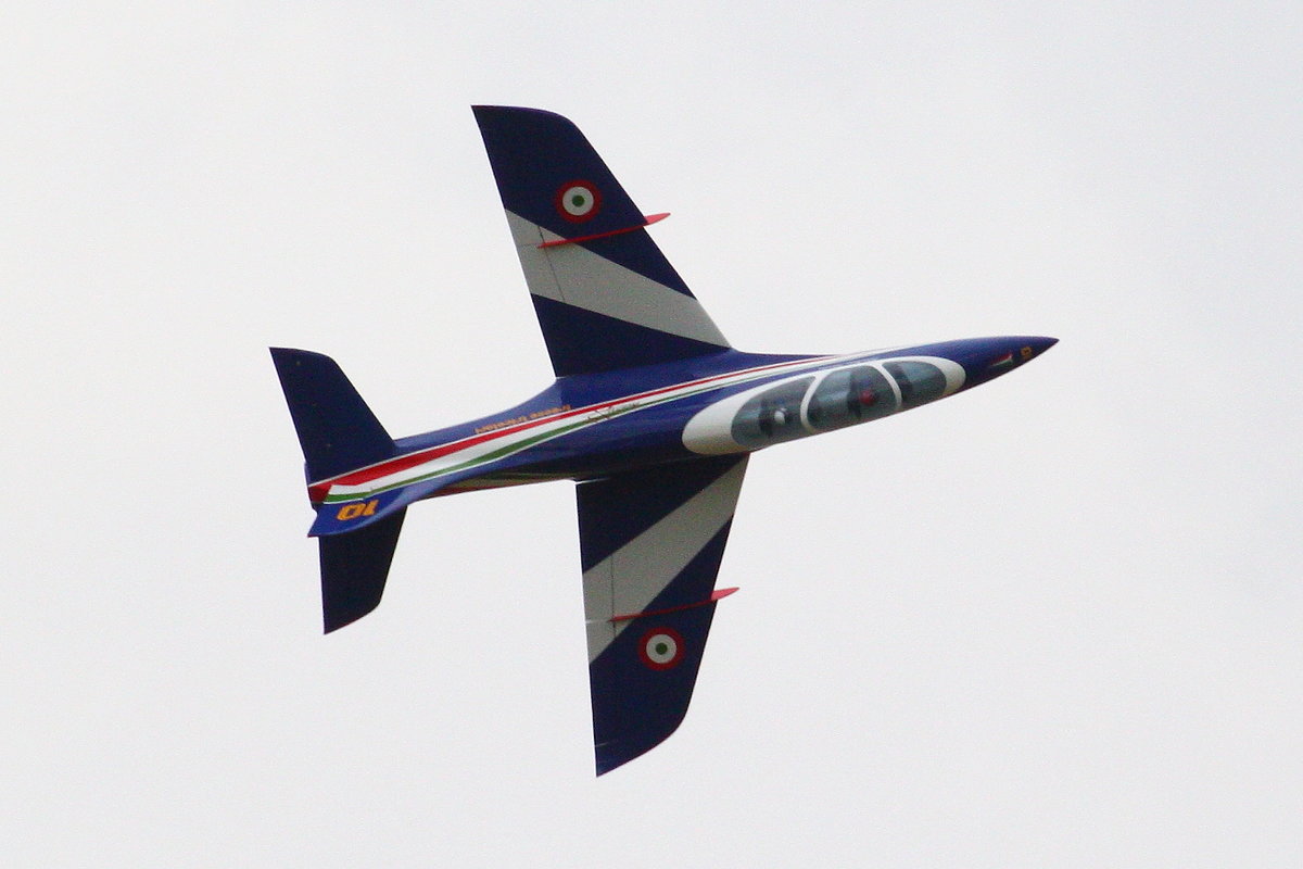 Flugmodell Aermacchi MB-339 in der Bemalung der Frecce Tricolori bei der Vorführung auf der JetPower-Messe 2016, Flugplatz Bengener Heide, Bad Neuenahr-Ahrweiler. Aufnahmedatum: 17.09.2016