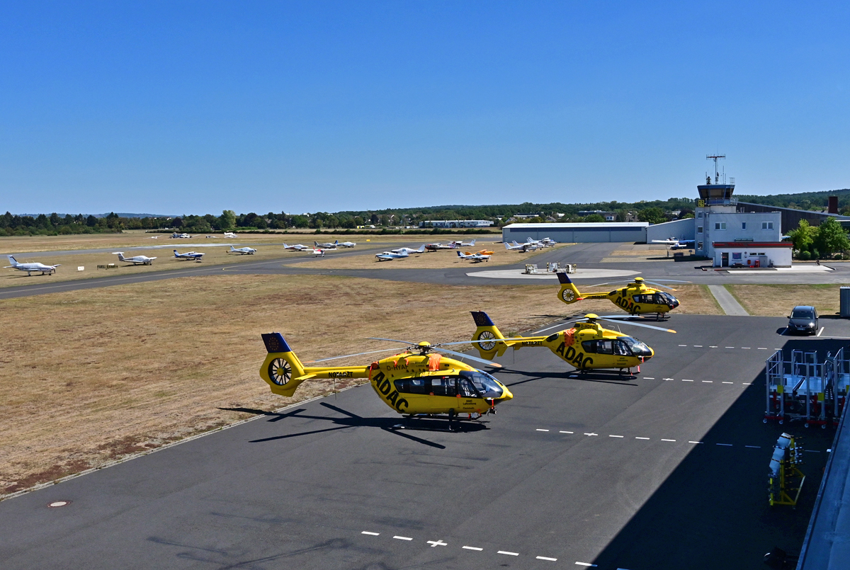 Flugplatz Bonn-Hangelar (EDKB) mit Hubschrauber-Abstellplatz vor der ADAC-Werft, Tower, Tankstelle und div. Abstellplätze für Flächenflugzeuge - 05.08.2020