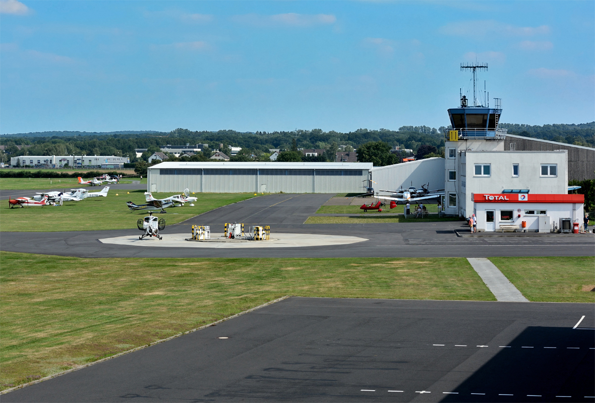 Flugplatz Bonn-Hangelar mit Tower, Tankstelle und einen Teil der Flugzeughallen - 22.08.2015