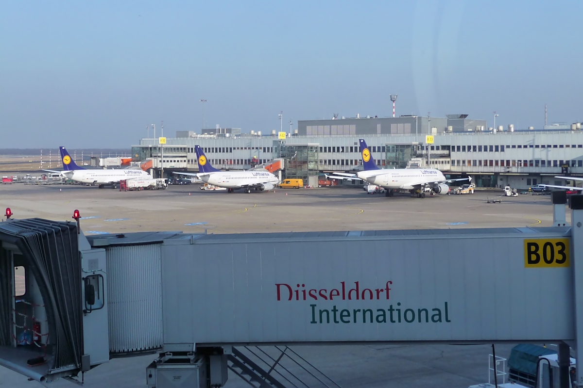 Flugsteig A mit Lufthansa-Maschinen in DUS, 8.2.12