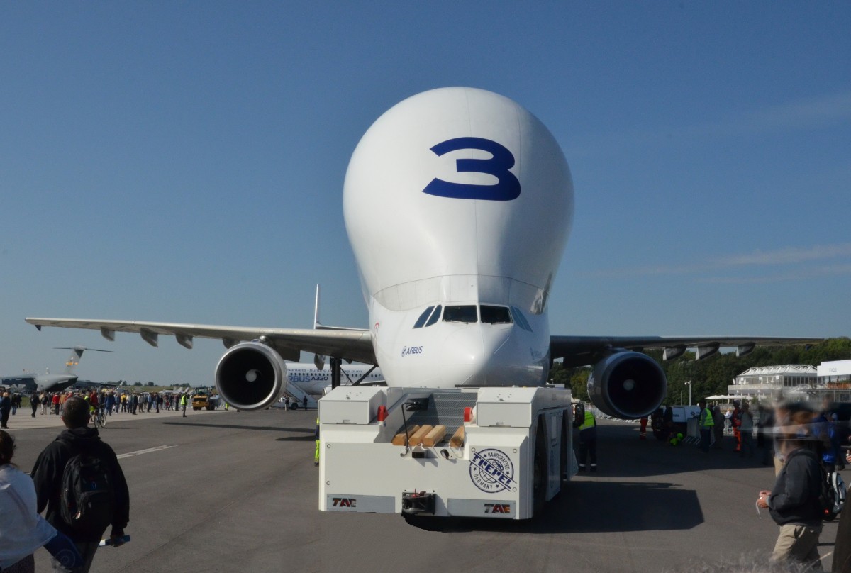 Flugzeugschlepper Challenger 700 im Einsatz, um den Airbus A300 F4-608ST (Reg.: F-GSTB)(Beluga) in Position zu steuern. Auf der ILA- Flugschau in Berlin-Schönefeld am 14.09.2012.









