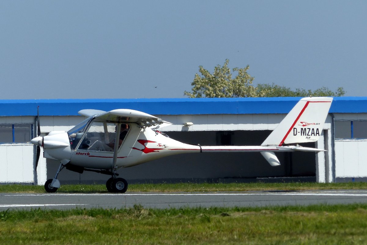 FLY Synthesis STORCH, D-MZAA auf dem Taxiway in Gera (EDAJ) am 20.5.2018