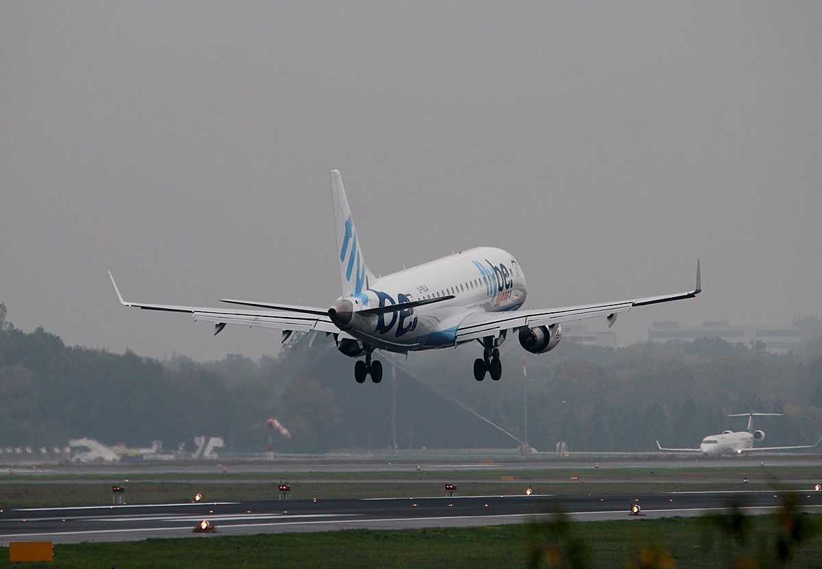 Flybe ERJ-175-200STD G-FBJA bei der Landung in Berlin-Tegel am 26.10.2014