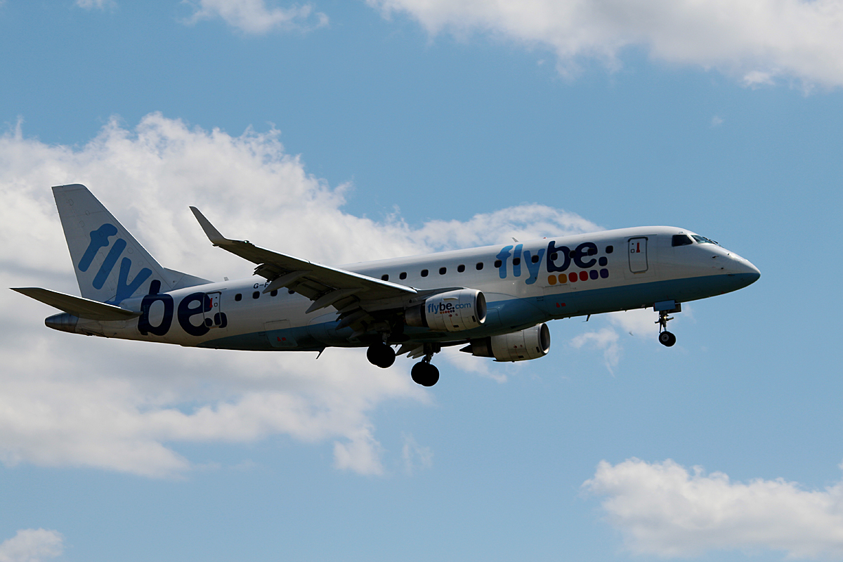 Flybe ERJ-175-200STD G-FBJA bei der Landung in Berlin-Tegel am 20.07.2015