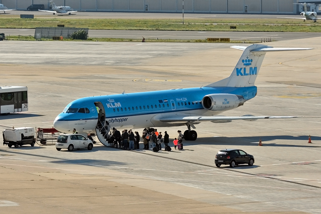 Fokker 70 (F 28-0070), PH-KZN der KLM-Cityhopper beim boarding in DUS - 01.10.2015