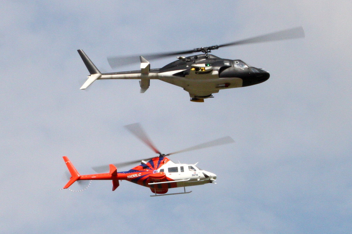 Formationsflug zweier Modellhubschrauber bei der JetPower-Messe 2016 auf dem Flugplatz Bengener Heide in Bad Neuenahr-Ahrweiler. Aufnahmedatum: 17.09.2016