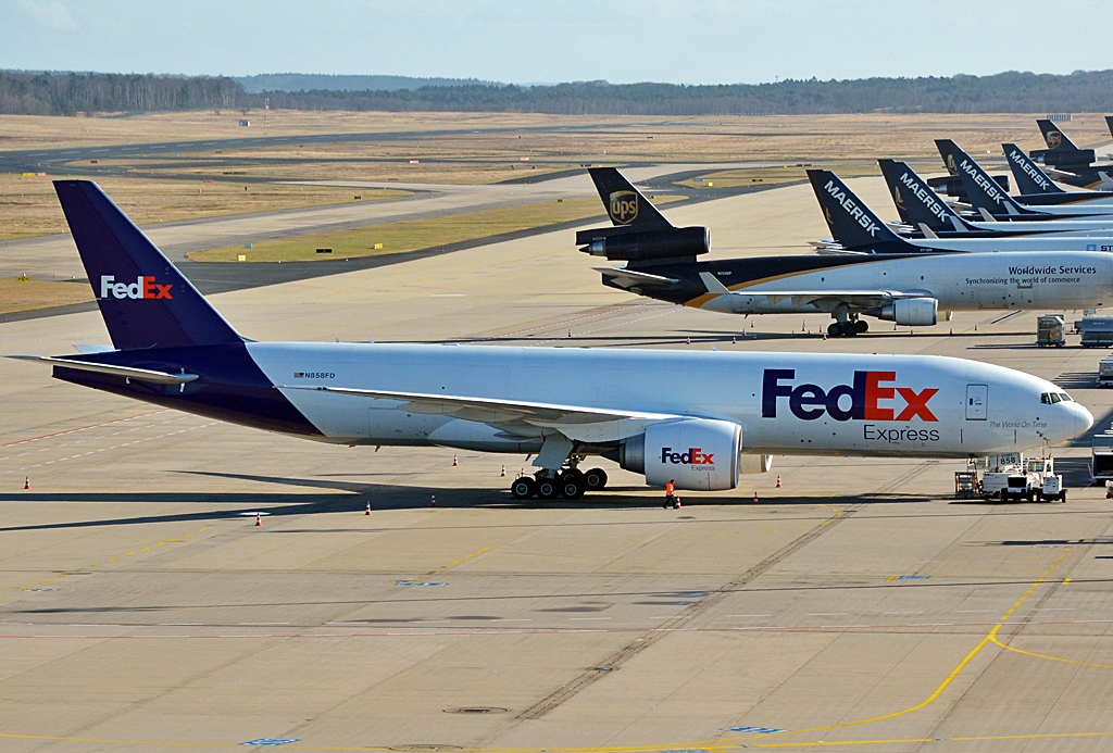 Frachterlinie in Köln-Bonn mit der B 777-FS2, N858FD, FedEx im Vordergrund - 02.02.2014