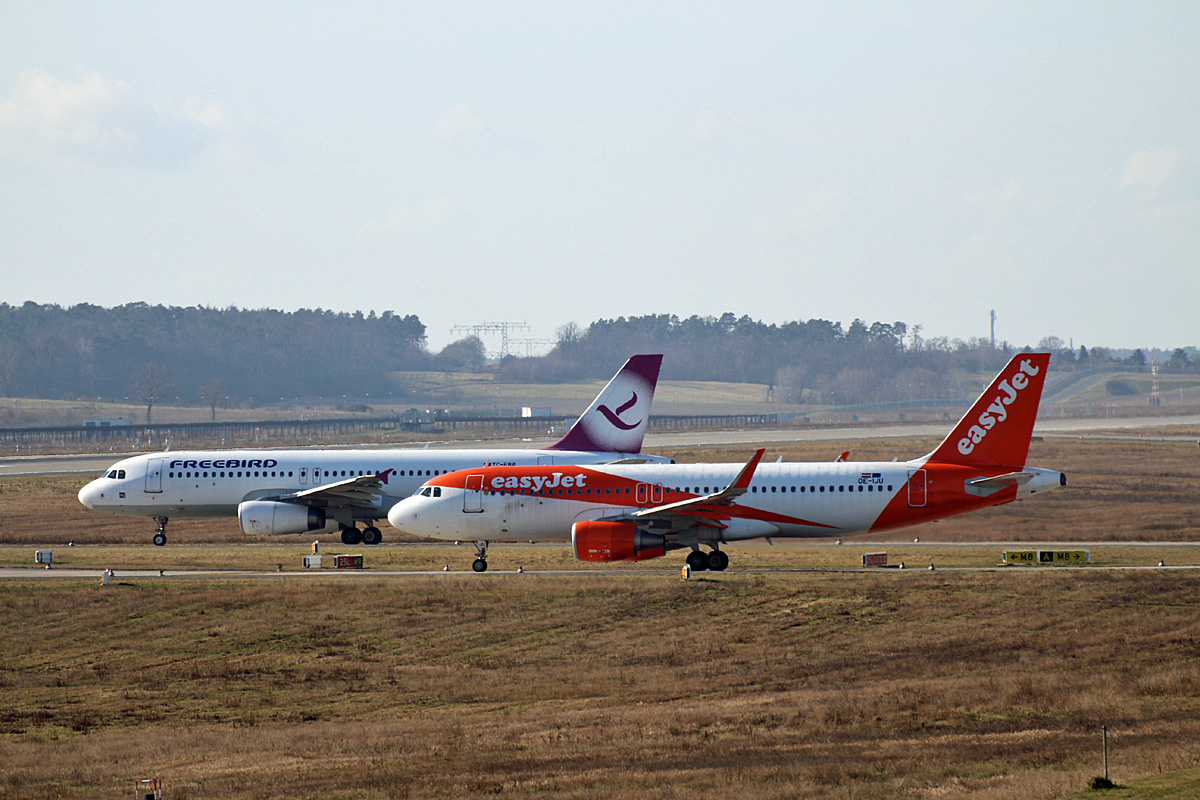 Freebird Airbus A 320-232, TC-FBR, Easyjet Europe, Airbus A 320-214, OE-IJU, BER, 12.02.2022
