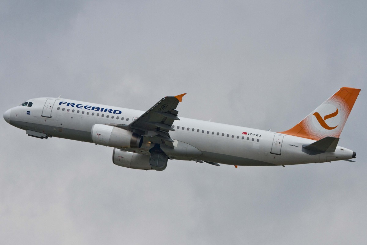 Freebird Airlines (FH-FHY), TC-FBJ  oranges Tail , Airbus, A 320-232, 27.06.2015, DUS-EDDL, Düsseldorf, Germany
