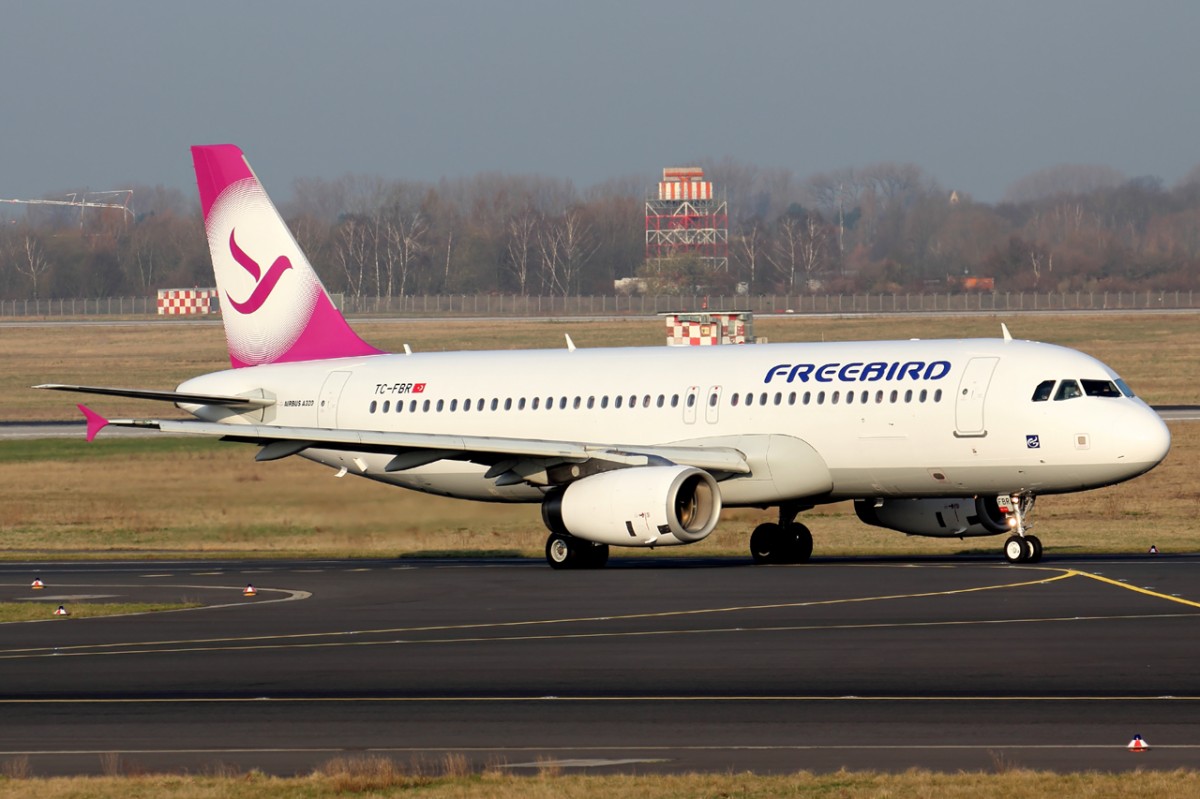 Freebird TC-FBR rollt zum Start in Düsseldorf 23.3.2015