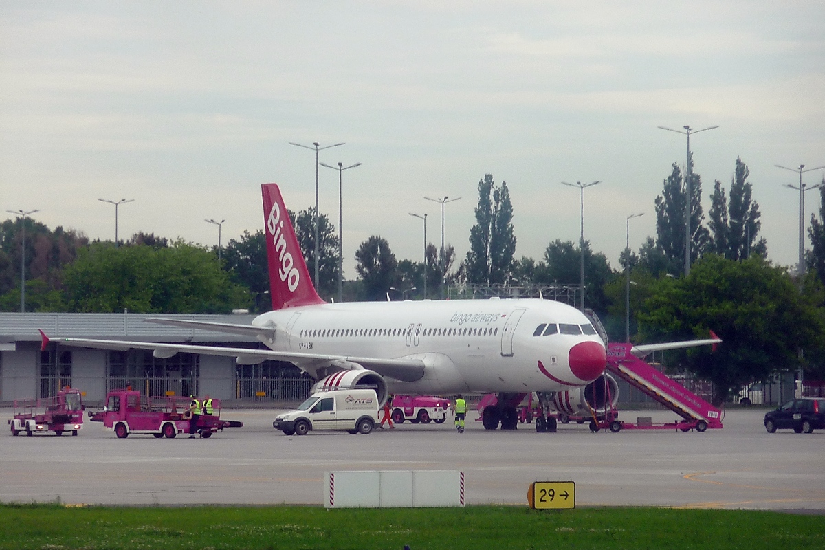 Freundlich lacht die Bingo Airways Airbus A320-233, SP-ABK, in Warszawa Chopina (Warschau Chopin), 11.6.13

Leider fehlt die Kategorie der Gesellschaft ebenso wie die des Flughafens.