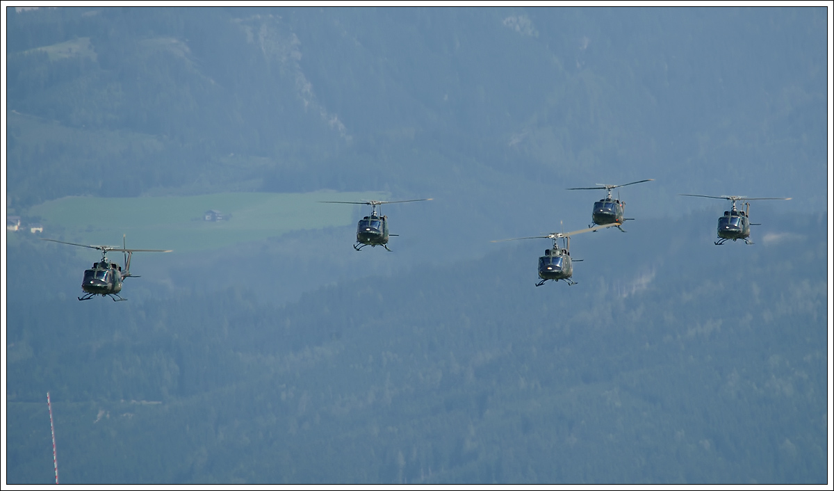 Fünf AGUSTA BELL 212 des österr. Bundesheer bei einer Gefechtsvorführung anlässlich der Airpower16 am 3.9.2016 in Zeltweg