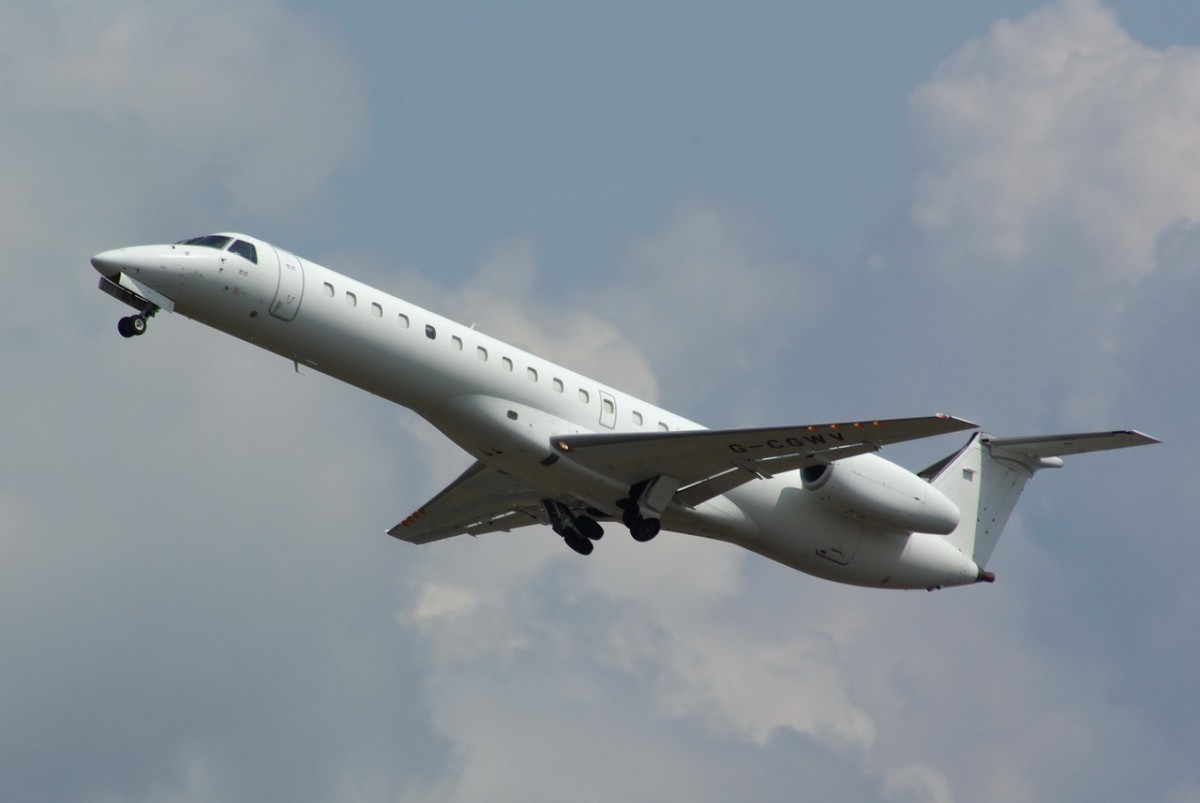 G-CGWV Eastern Airways Embraer ERJ-145MP   gestartet am 08.07.2015 in Tegel