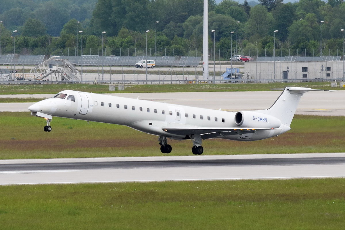 G-EMBN bmi Regional Embraer ERJ-145EP  in München am 20.05.2016 vor der Landung