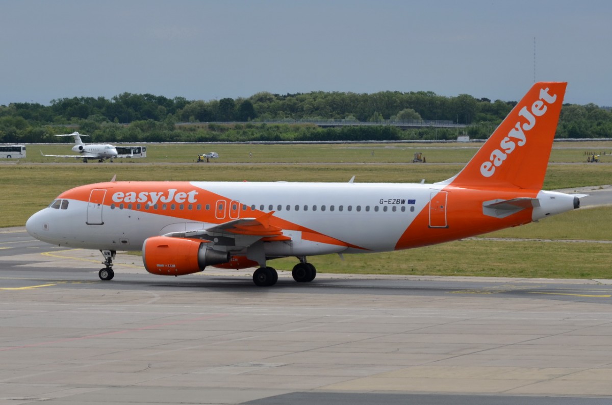 G-EZBW easyJet Airbus A319-111   in Schönefeld am 07.06.2015 zum Gate