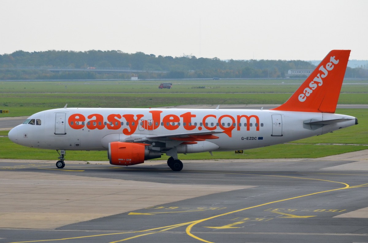 G-EZDC easyJet Airbus A319-111  zum Gate in Schönefeld am 13.10.2014
