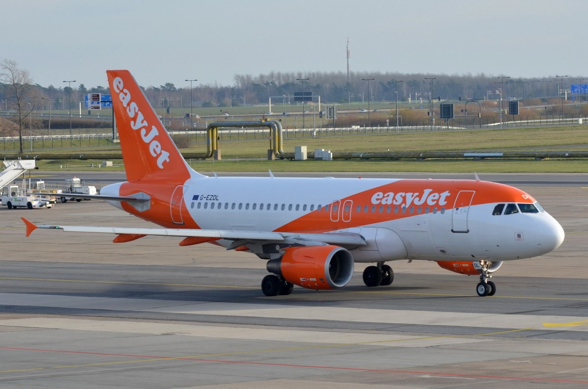 G-EZDL easyJet Airbus A319-111   in Schönefeld zum Start am 27.12.2015