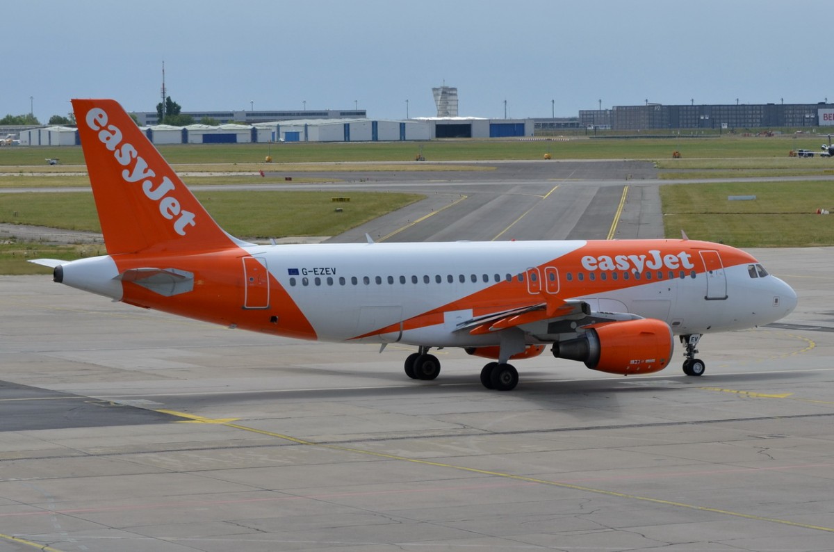 G-EZEV easyJet Airbus A319-111  zum Start am 07.06.2015 in Schönefeld