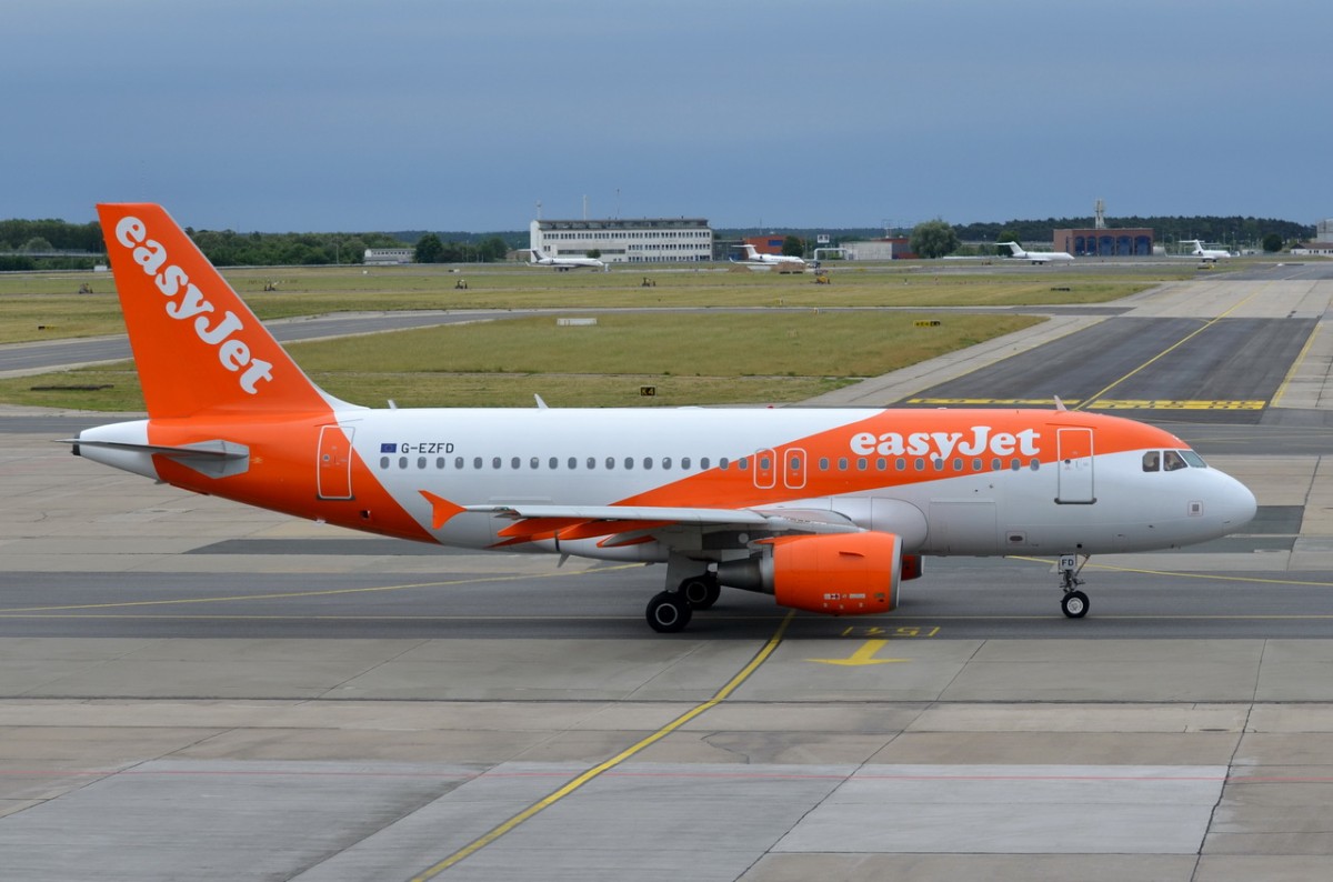 G-EZFD easyJet Airbus A319-111   in Schönefeld zum Start  07.06.2015