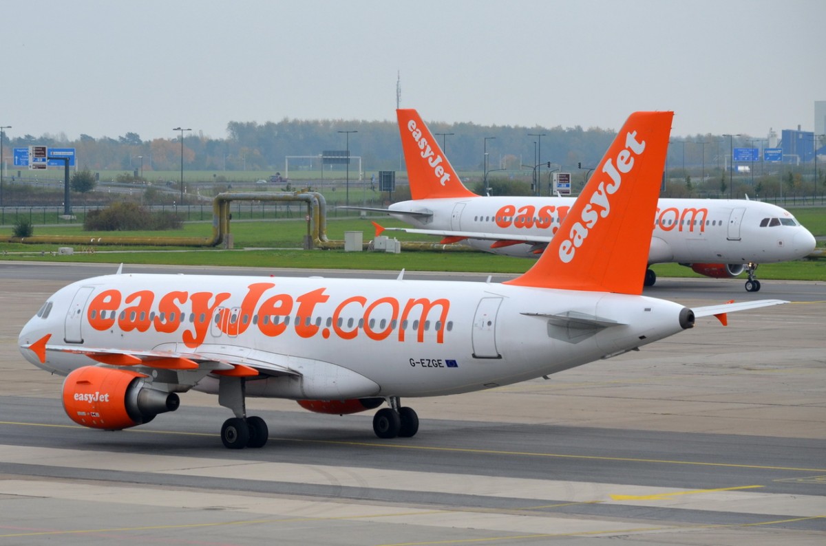 G-EZGE easyJet Airbus A319-111   am 13.10.2014 in Schönefeld zum Gate
