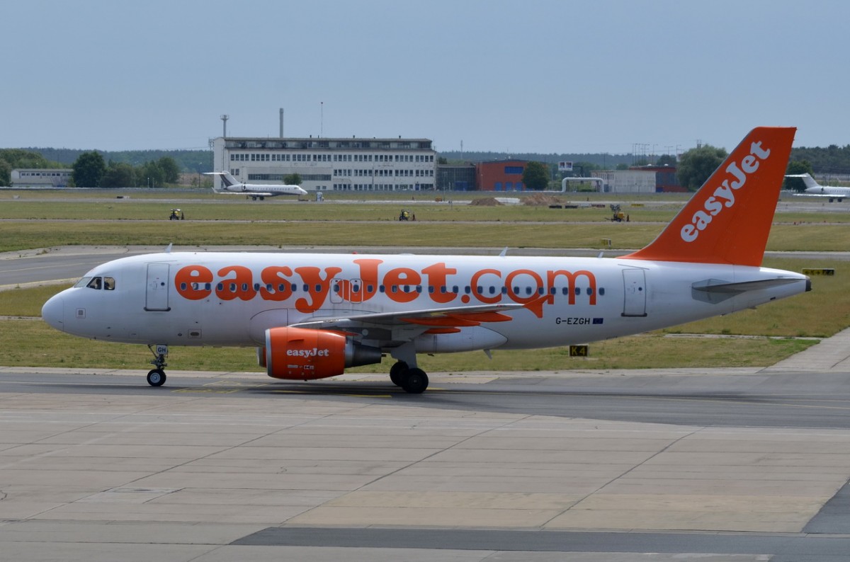 G-EZGH easyJet Airbus A319-111  zum Gate in Schönefeld am 07.06.2015