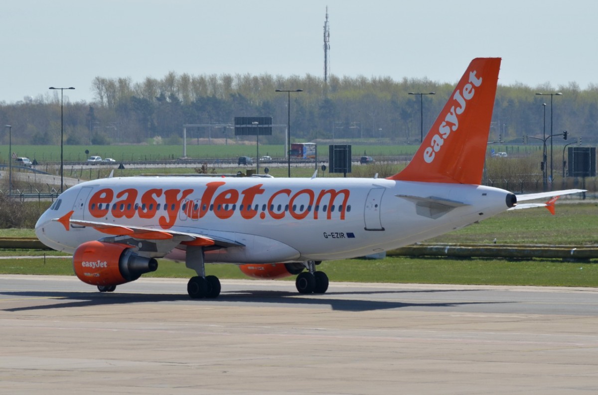 G-EZIR easyJet Airbus A319-111   in Schönefeld zum Gate  14.04.2015