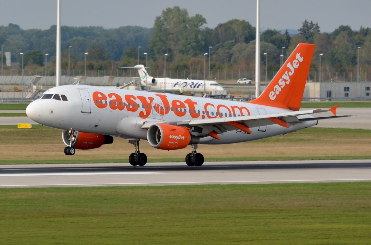G-EZIX easyJet Airbus A319-111   in München bei der Landung  11.09.2015