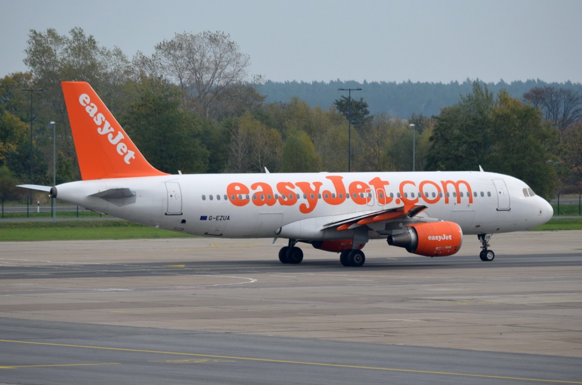 G-EZUA easyJet Airbus A320-214   am 13.10.2014 zum Start in Schönefeld