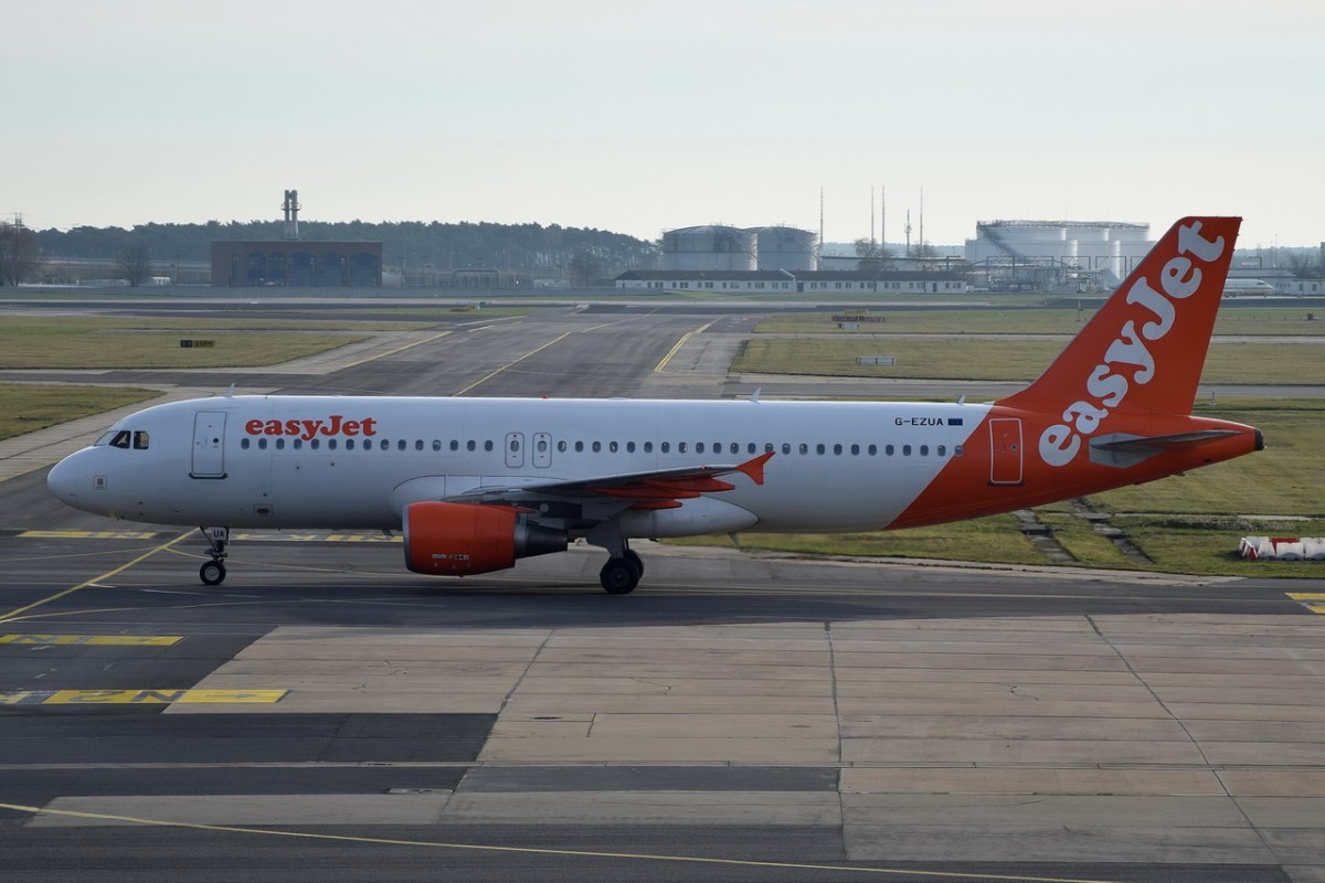G-EZUA easyJet Airbus A320-214  in Schönefeld zum Gate am 27.12.2015