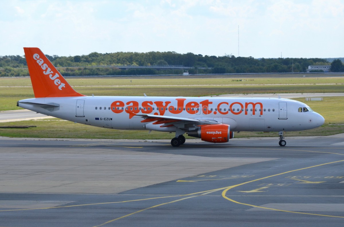 G-EZUW easyJet Airbus A320-214   in Schönefeld zum Start am 28.08.2014