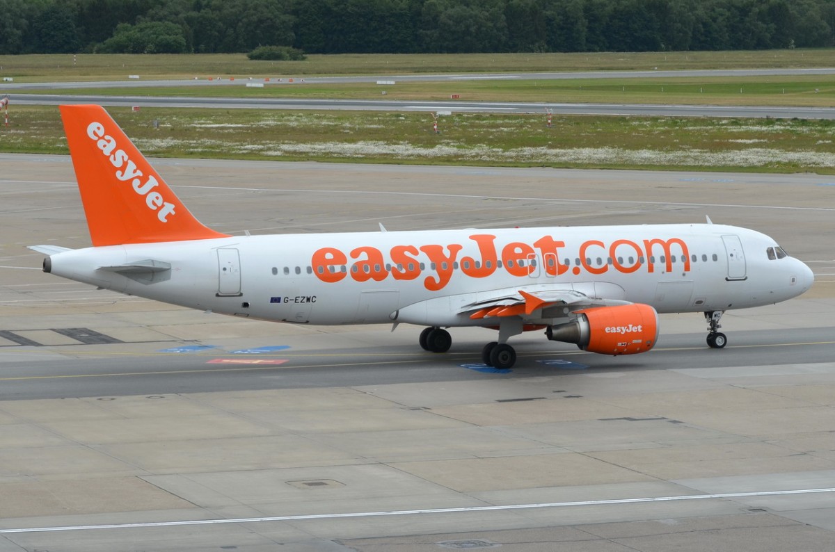 G-EZWC easyJet Airbus A320-214   am 15.06.2015 in Hamburg zum Start