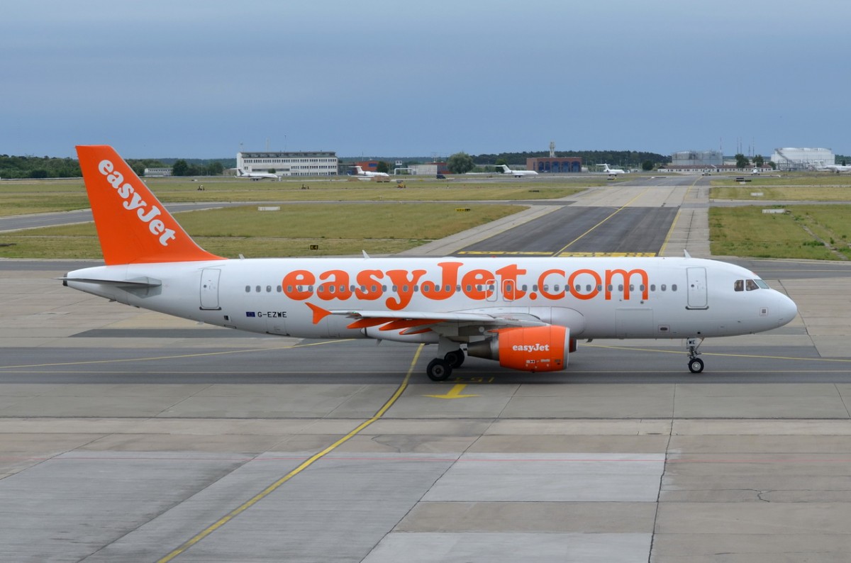 G-EZWE easyJet Airbus A320-214  in Schönefeld zum Start am 07.06.2015