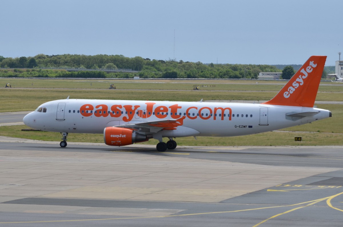 G-EZWF easyJet Airbus A320-214  zum Gate in Schönefeld  07.06.2015