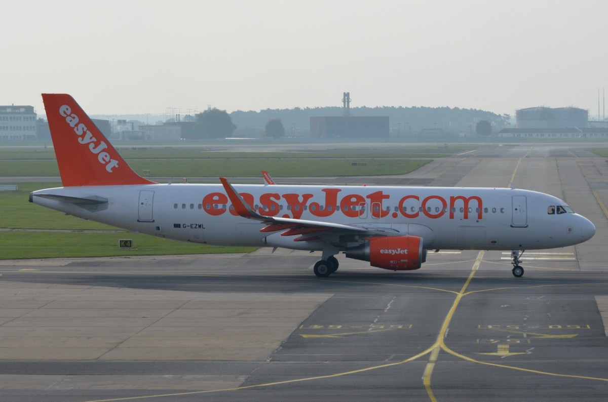 G-EZWL easyJet Airbus A320-214   zum Start am 13.10.2014 in Schönefeld