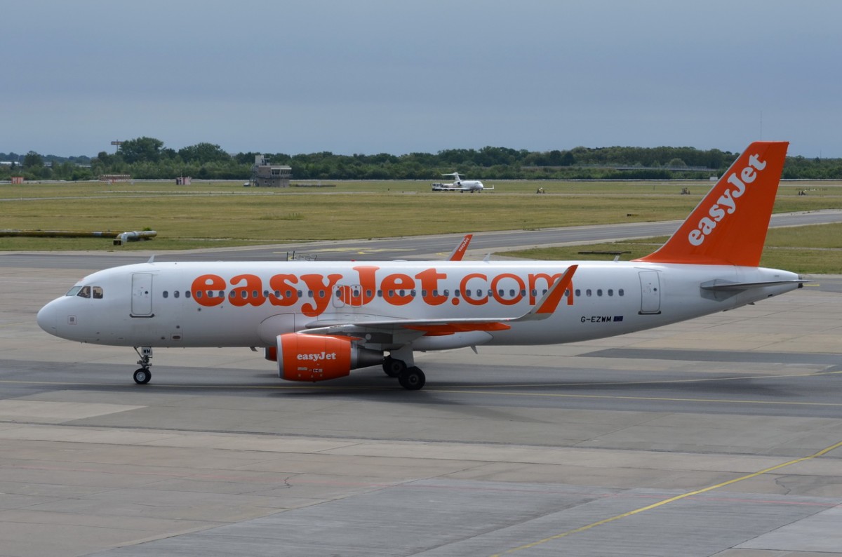 G-EZWM easyJet Airbus A320-214(WL)   in Schönefeld zum Gate am 07.06.2015