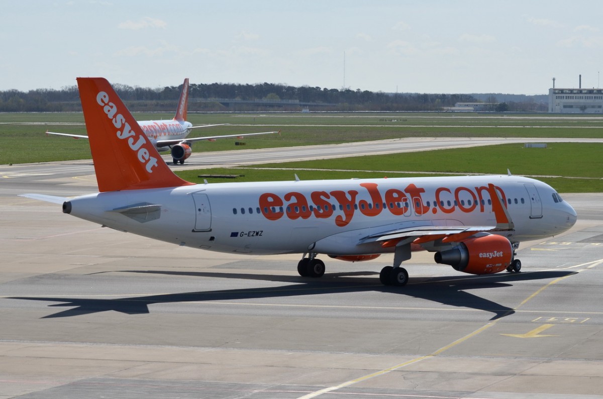G-EZWZ easyJet Airbus A320-214(WL)  zum Start in Schönefeld  14.04.2015
