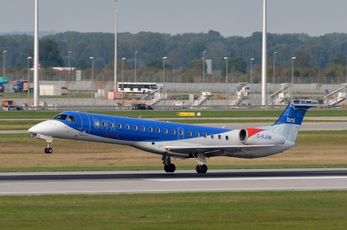 G-RJXM bmi Regional Embraer ERJ-145MP  in München bei der Landung am  11.09.2015