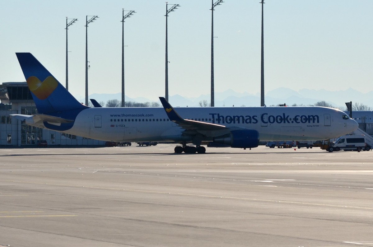 G-TCCA Thomas Cook Airlines Boeing 767-31K(ER)(WL)  am 06.12.2015 in München geparkt