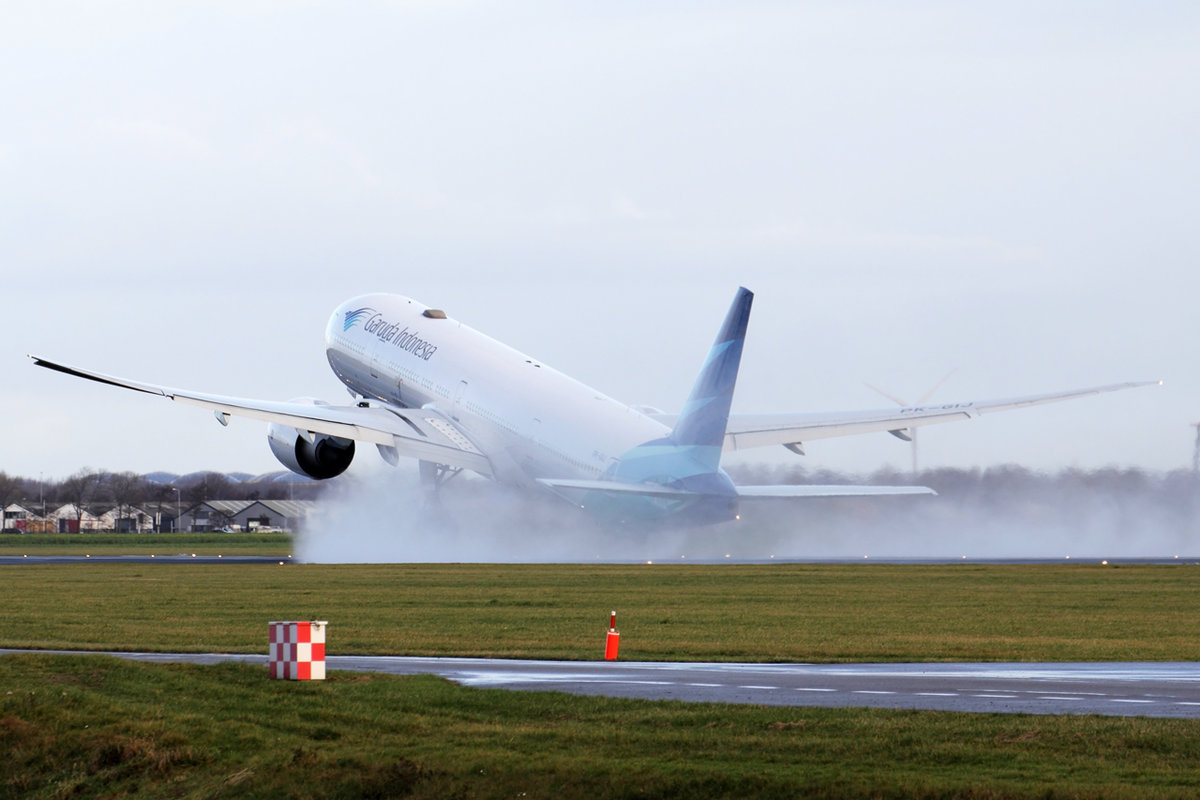 Garuda Indonesia Boeing 777-3U3ER PK-GIJ beim Start in Amsterdam 3.1.2019