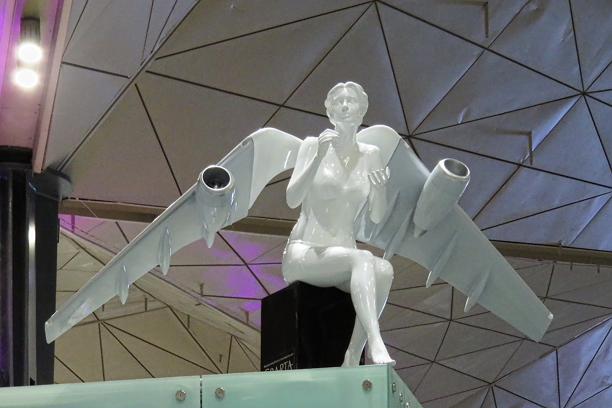Geflügelte Figur im Terminal 1 des St. Petersburger Flughafens Pulkovo, 8.2.2018