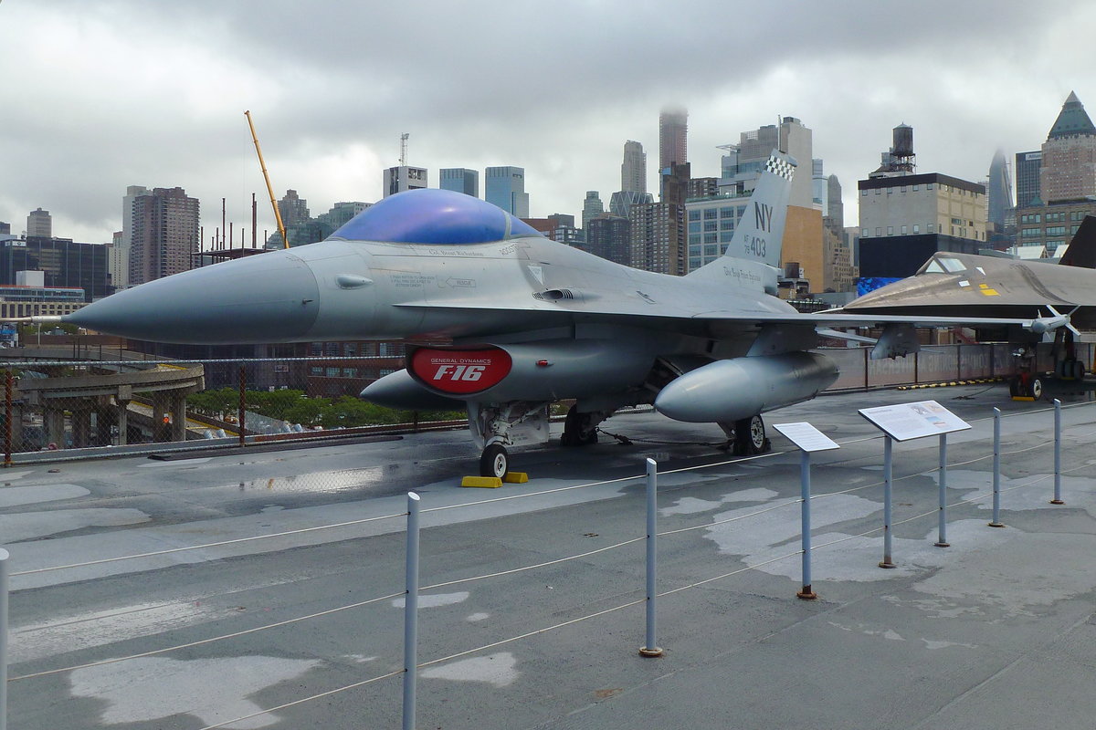 General Dynamics F-16A Fighting Falcon, AF 79-403 NY. Intrepid Sea, Air & Space Museum, New York-Manhattan. Aufnahmedatum: 26.09.2018. 