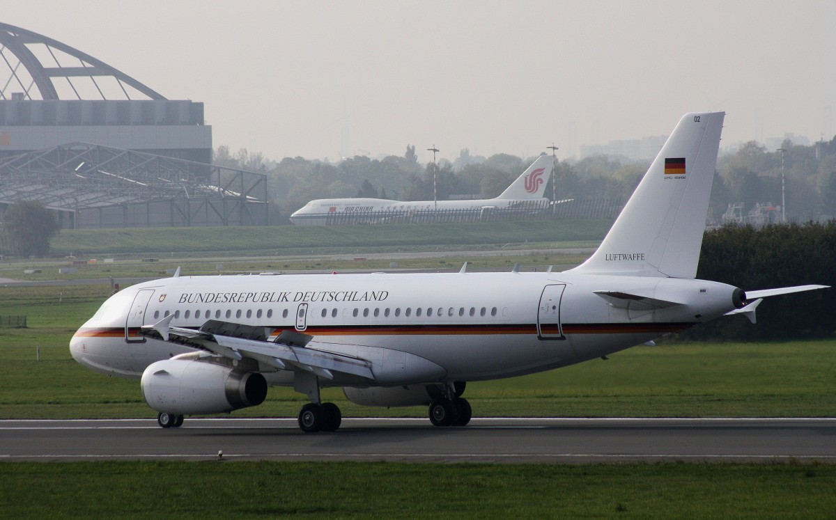 German Air Force, 15+02,(c/n 4060), Airbus A 319-133X(CJ), 11.10.2014, HAM-EDDH, Hamburg, Germany (hinten :Air China, B-2447, Boeing 747-4J6) 