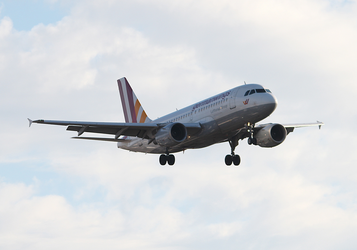 Germanwings A 319-112 D-AKNG bei der Landung in Berlin-Tegel am 11.01.2014