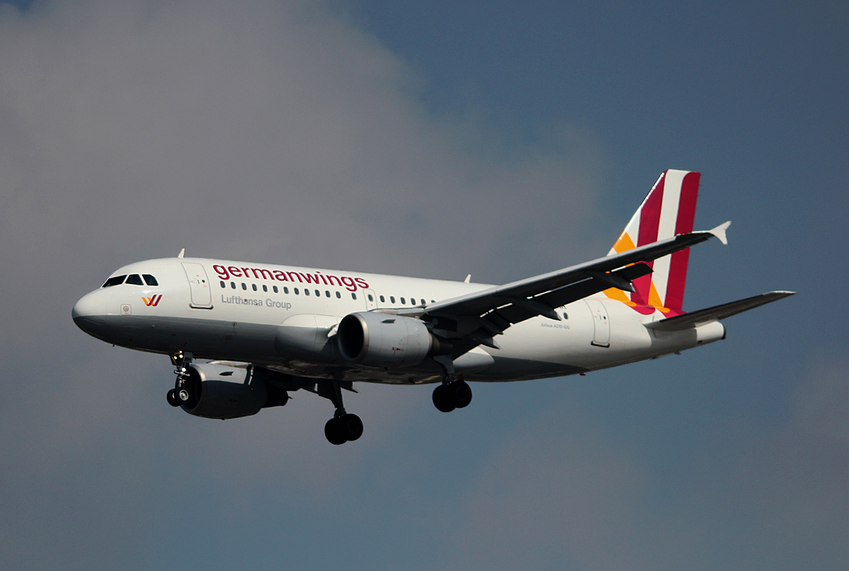 Germanwings A 319-112 D-AKNH bei der Landung in Berlin-Tegel am 12.04.2014