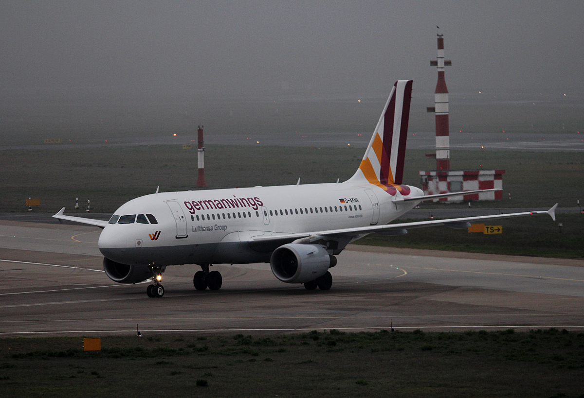 Germanwings A 319-112 D-AKNK bei der Ankunft in Berlin-Tegel am 12.04.2014 bei Nebel und Nieselregen
