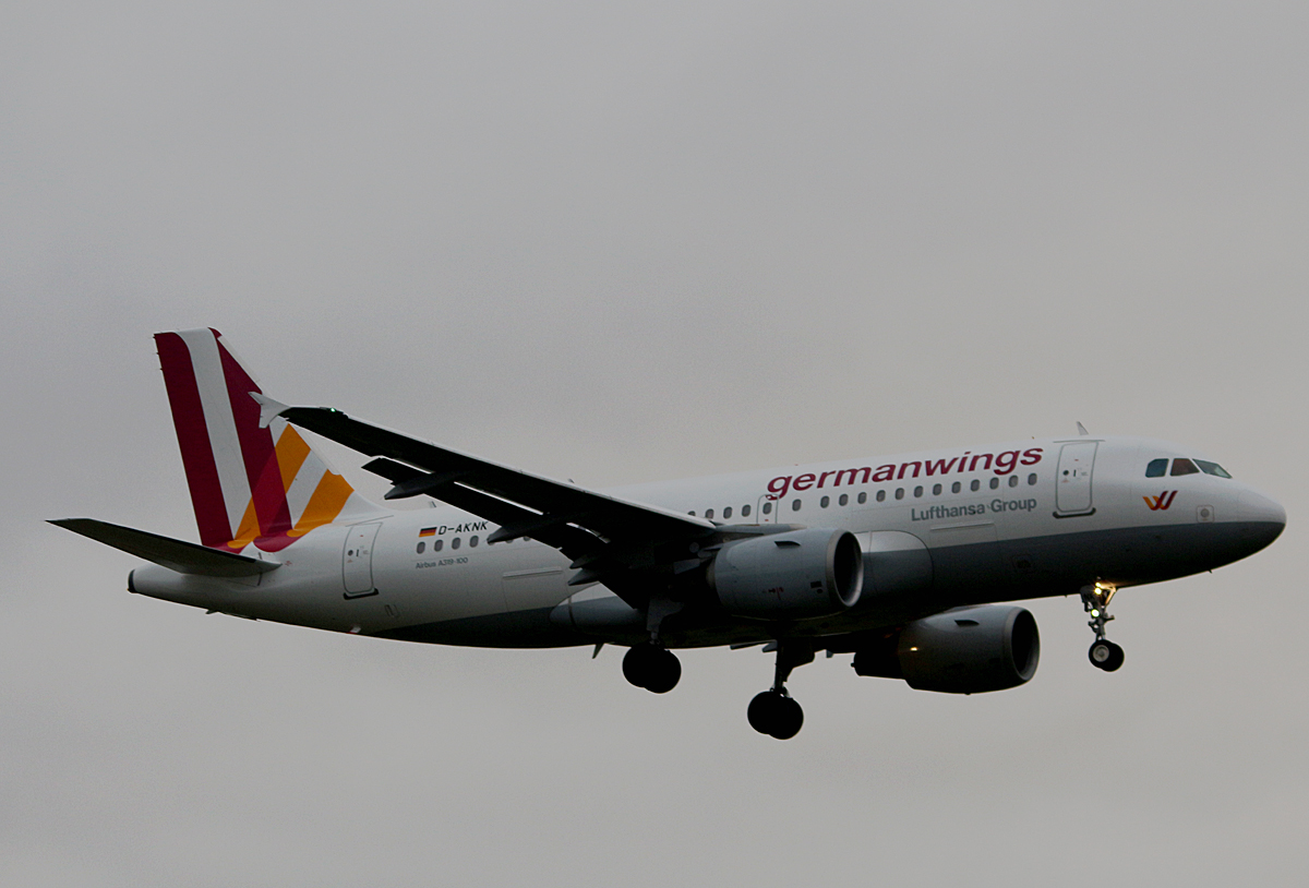 Germanwings A 319-112 D-AKNK bei der Landung in Berlin-Tegel am 19.12.2015