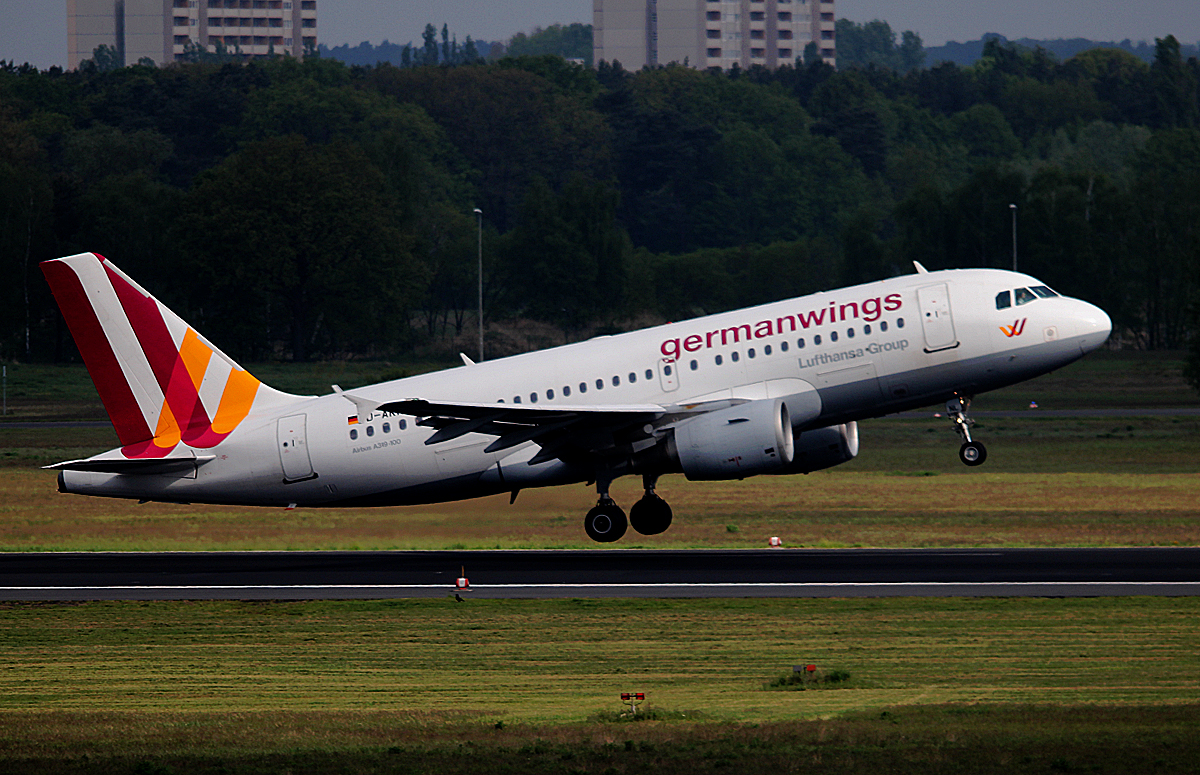 Germanwings A 319-112 D-AKNL beim Start in Berlin-Tegel am 27.04.2014
