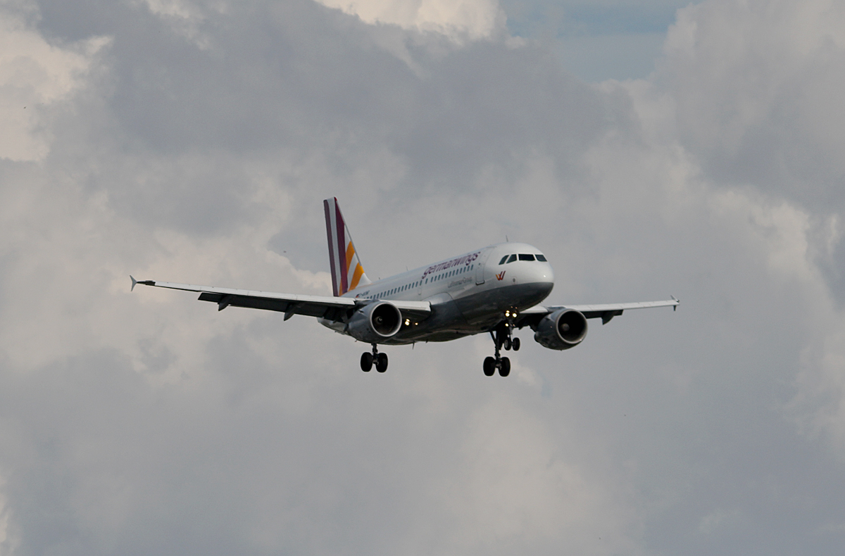 Germanwings A 319-112 D-AKNR bei der Landung in Berlin-Tegel am 09.05.2014