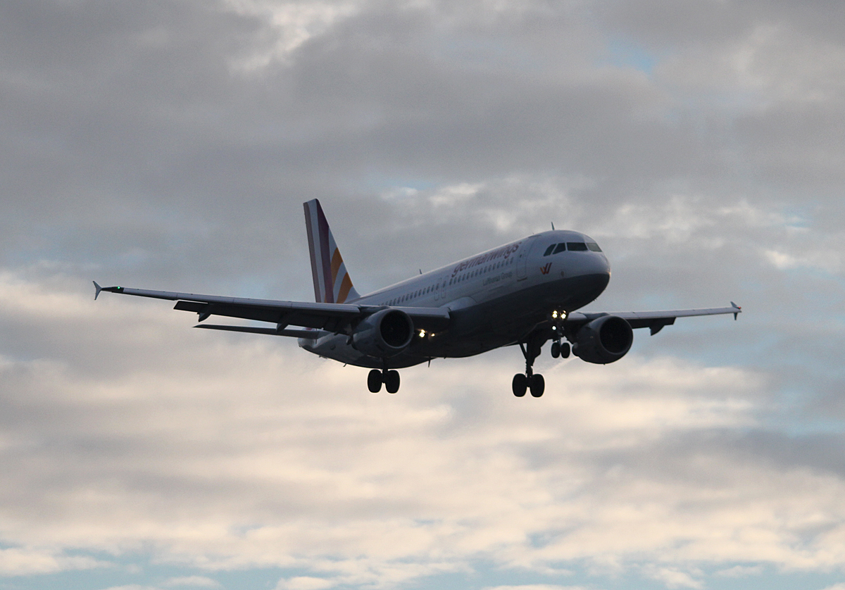 Germanwings A 320-211 D-AIPZ bei der Landung in Berlin-Tegel am 11.01.2014